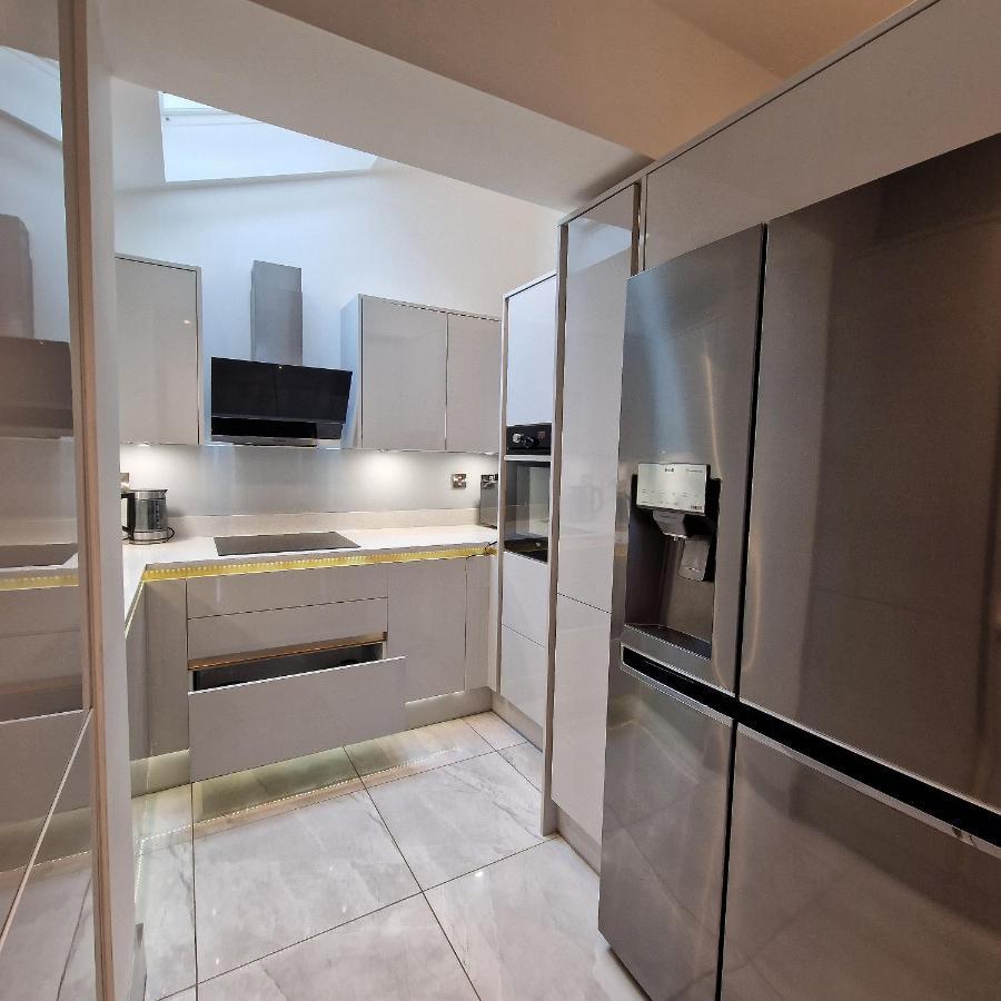 Delightful & Spacious Guest House In Farnworth Near Bolton Hospital Bagian luar foto
