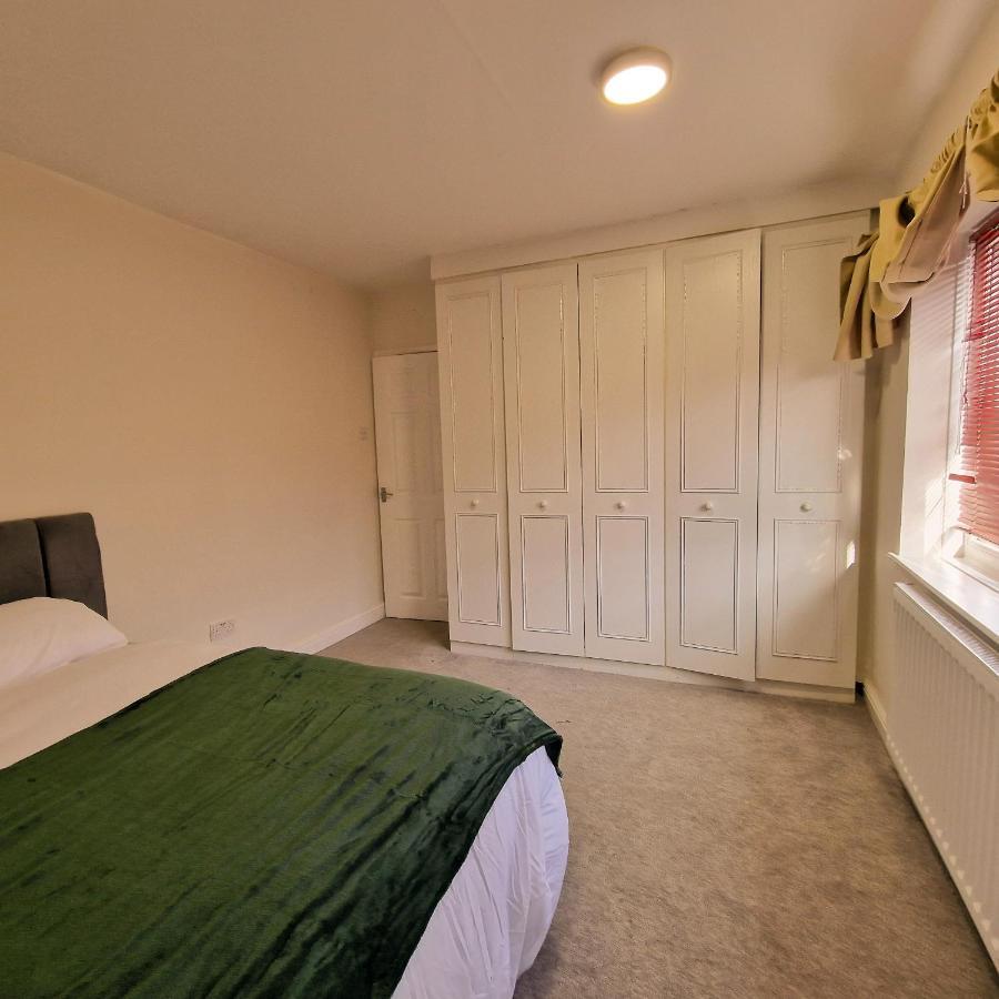 Delightful & Spacious Guest House In Farnworth Near Bolton Hospital Bagian luar foto