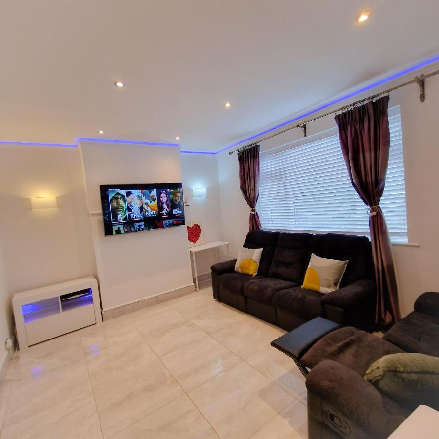 Delightful & Spacious Guest House In Farnworth Near Bolton Hospital Bagian luar foto