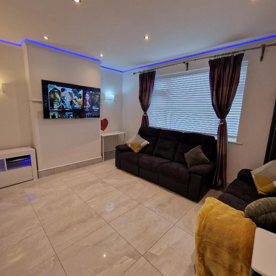 Delightful & Spacious Guest House In Farnworth Near Bolton Hospital Bagian luar foto
