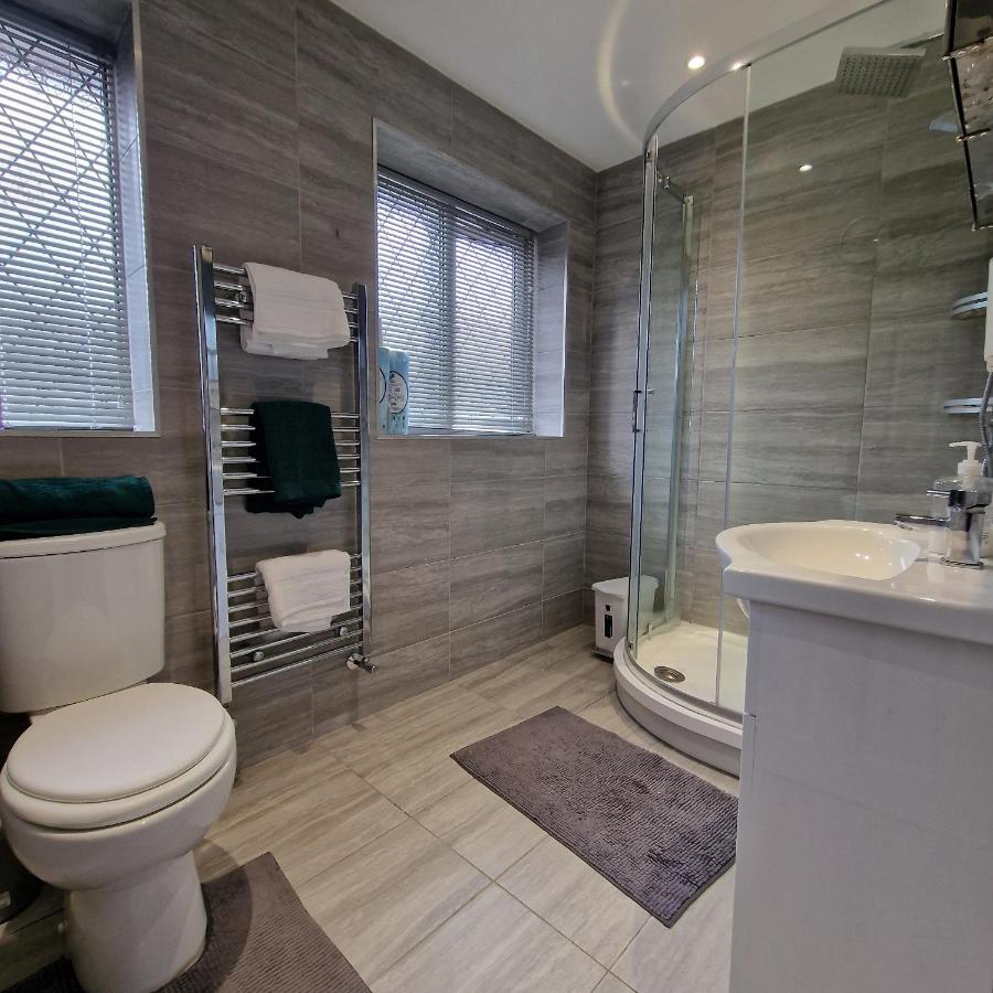Delightful & Spacious Guest House In Farnworth Near Bolton Hospital Bagian luar foto