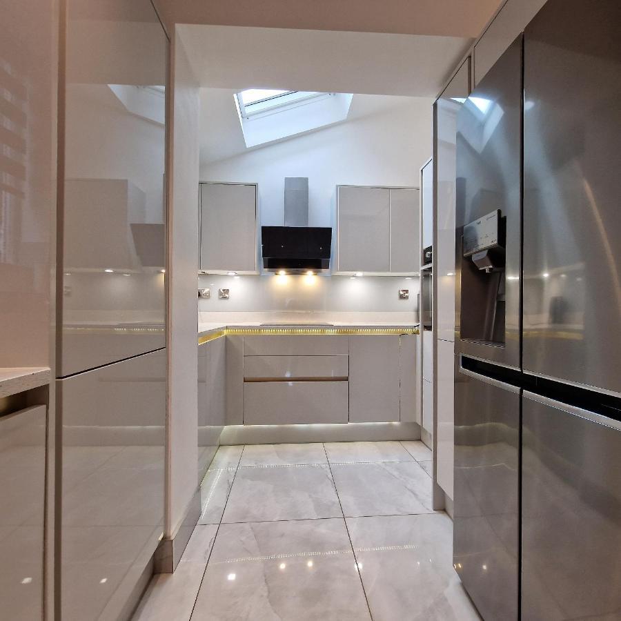 Delightful & Spacious Guest House In Farnworth Near Bolton Hospital Bagian luar foto