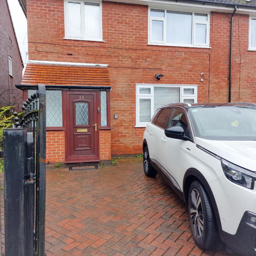 Delightful & Spacious Guest House In Farnworth Near Bolton Hospital Bagian luar foto