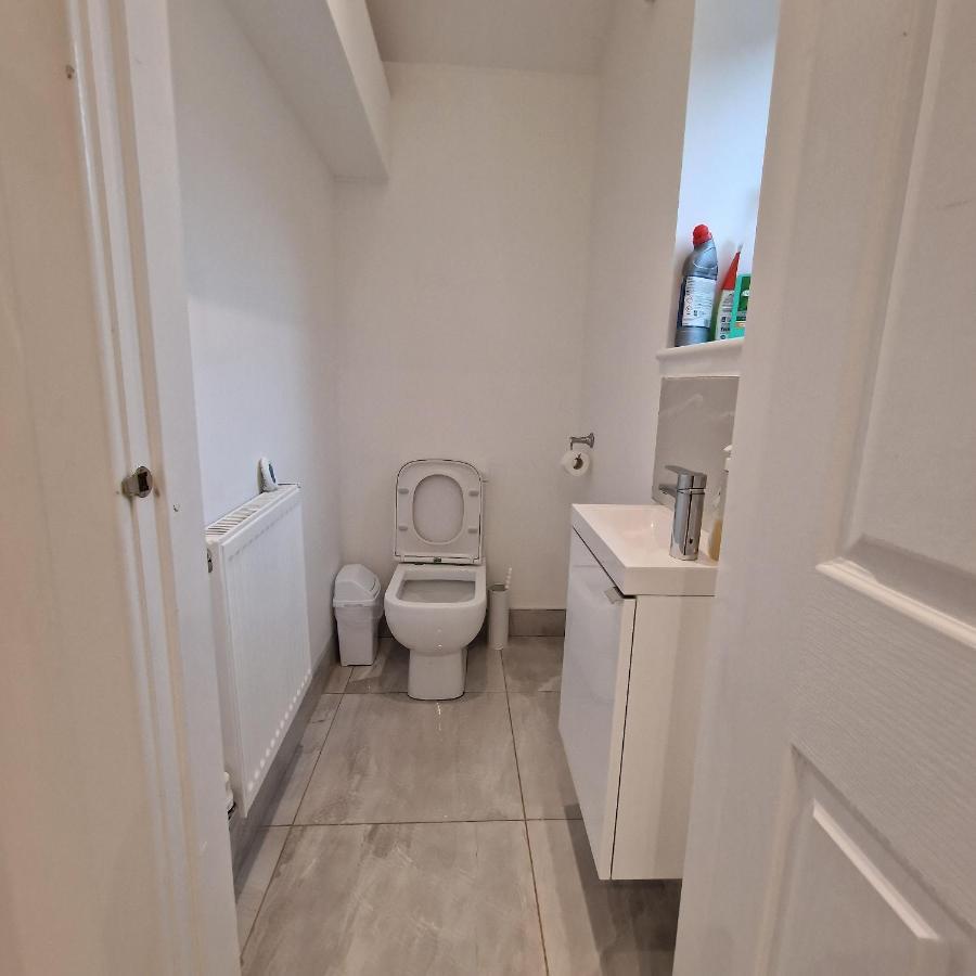 Delightful & Spacious Guest House In Farnworth Near Bolton Hospital Bagian luar foto