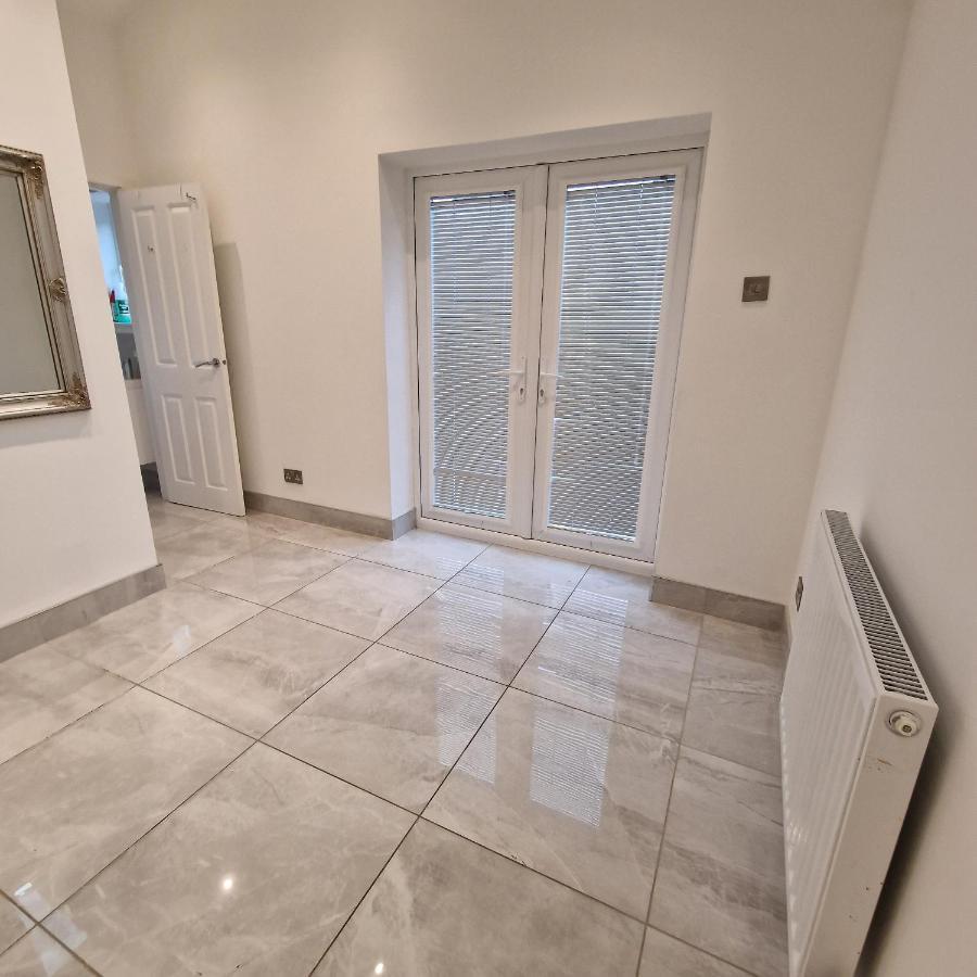 Delightful & Spacious Guest House In Farnworth Near Bolton Hospital Bagian luar foto