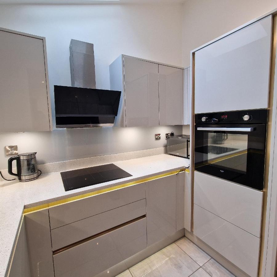 Delightful & Spacious Guest House In Farnworth Near Bolton Hospital Bagian luar foto