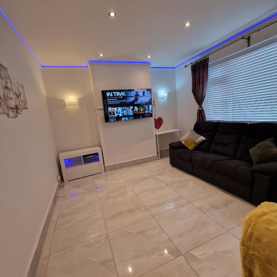 Delightful & Spacious Guest House In Farnworth Near Bolton Hospital Bagian luar foto