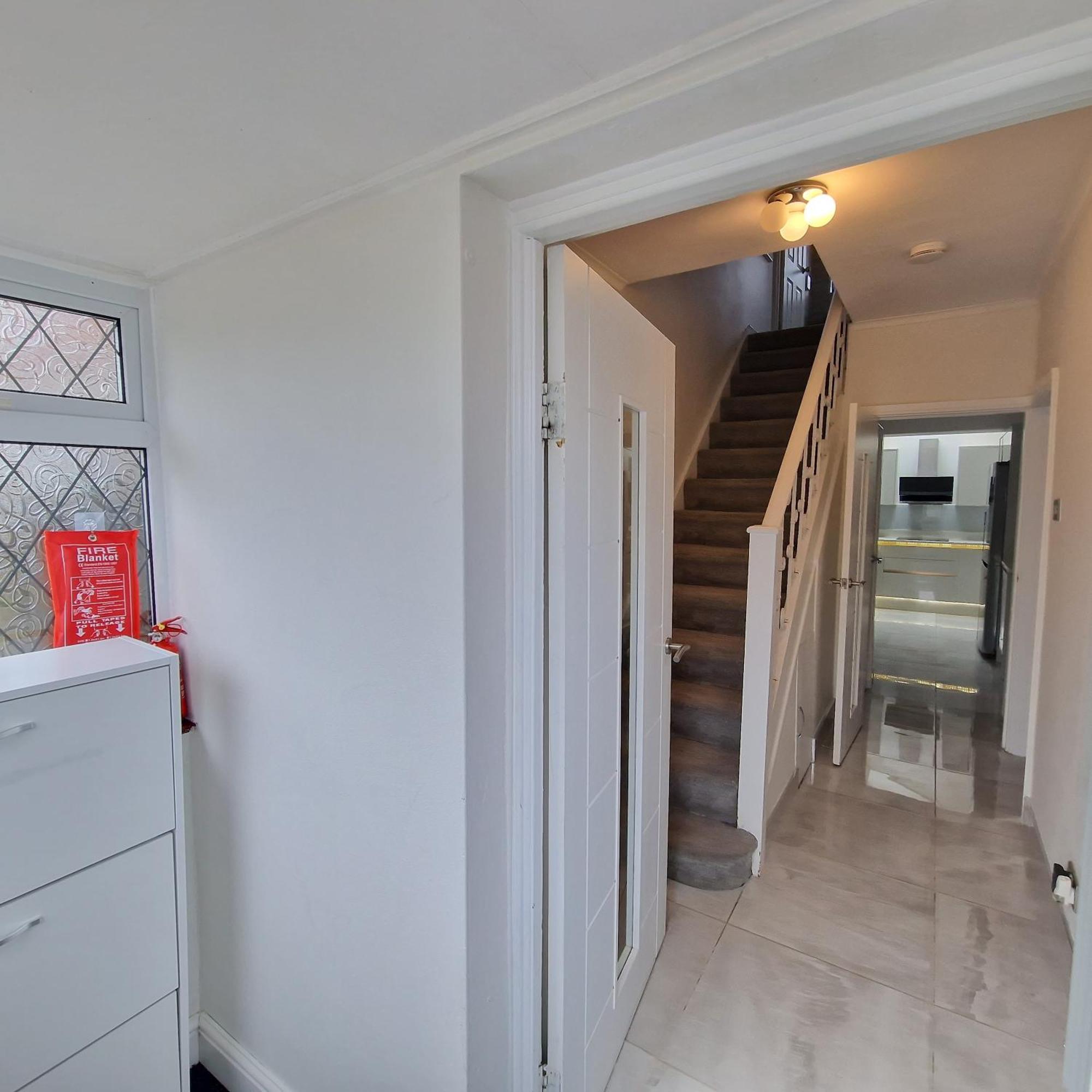 Delightful & Spacious Guest House In Farnworth Near Bolton Hospital Bagian luar foto